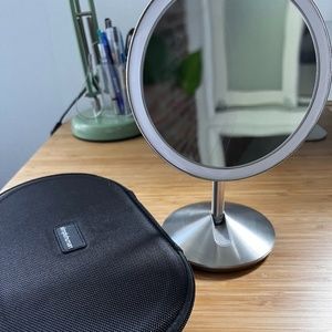 Simple Human makeup mirror with light